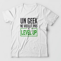 Tee shirt GEEK - Un geek ne vieillit pas, il LEVEL UP 
